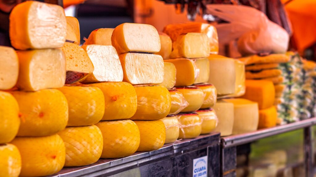 El secreto del pino y la brasa: la liturgia del Mercado Central de Cuenca y los tesoros de la Serranía