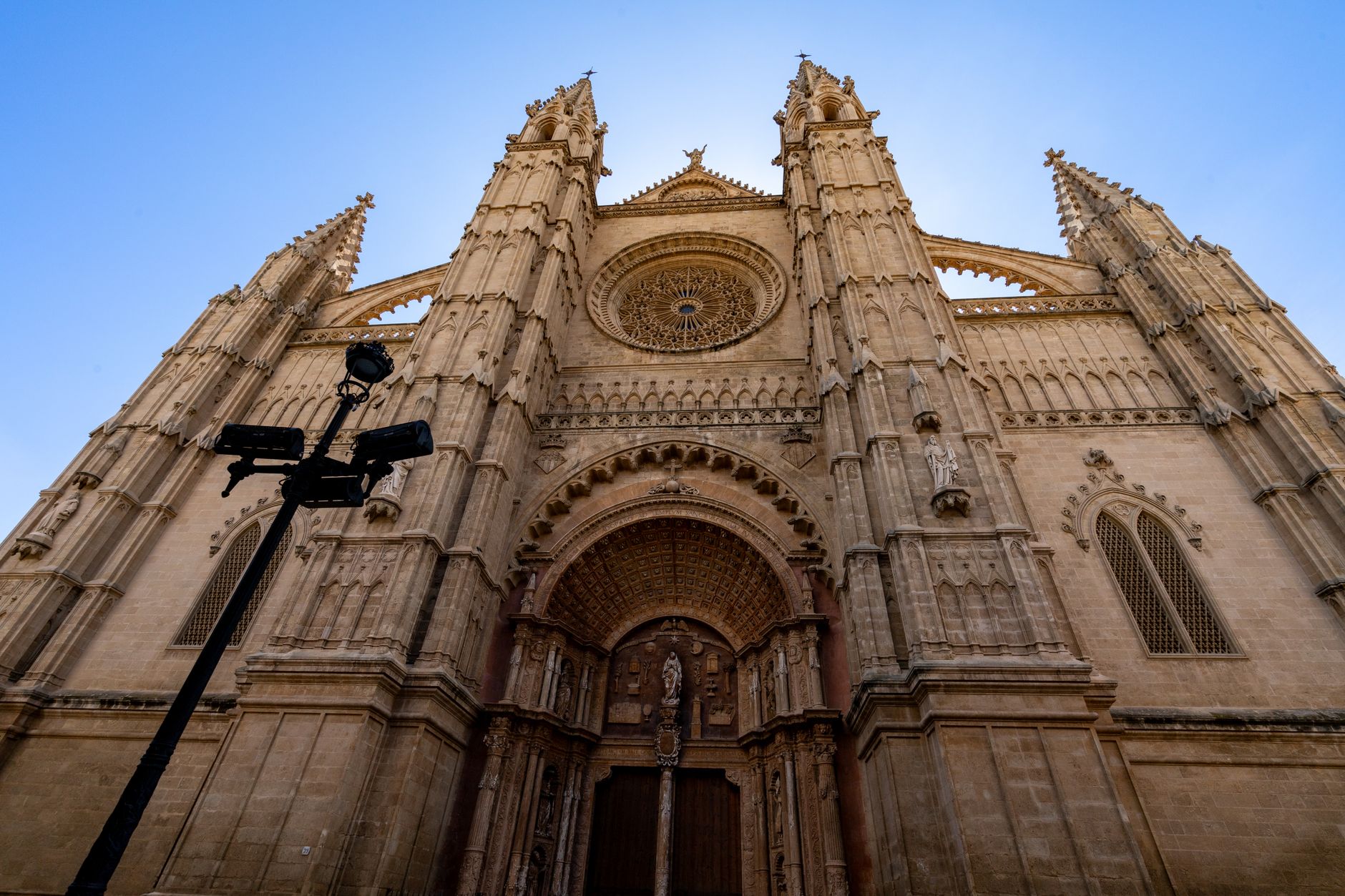El secreto de la juncia y la salmuera: la liturgia del Mercado Central de Palma y los tesoros del Pla de Mallorca