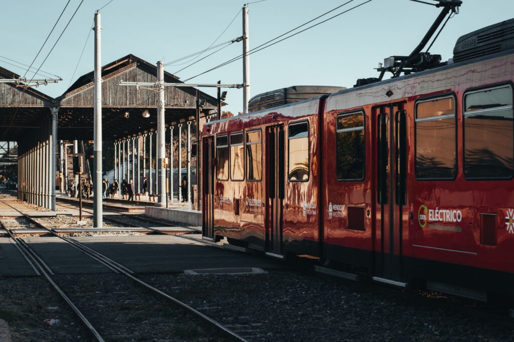 El latido intermodal de la línea ferroviaria de la Costa de Auckland: Ingeniería suburbana y conectividad en el Golfo de Hauraki