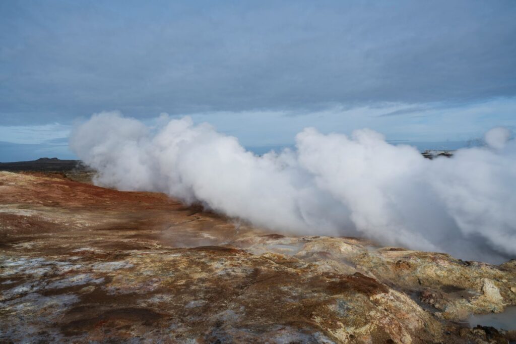 El latido secreto de las tundras de Reikiavik: hidroterapia geotérmica y arquitectura de basalto en los valles de Islandia