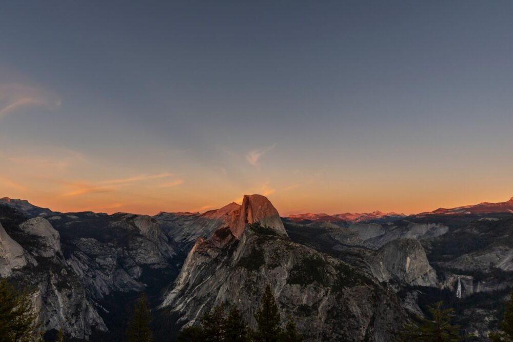 La Travesía del Sendero de John Muir en Sierra Nevada: Guía de Expedición y Senderismo por la Cresta Granítica de California