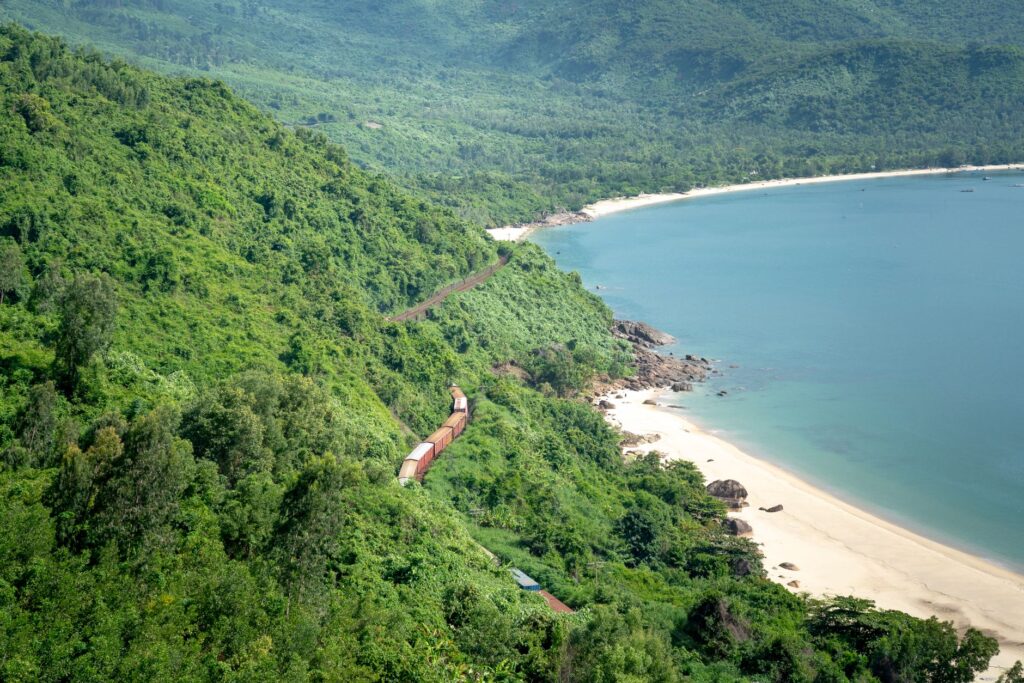 El Ferrocarril Trans-Vietnam: Ingeniería de arrozales, logística monzónica y la conectividad ferroviaria histórica entre Hanói y Ciudad Ho Chi Minh