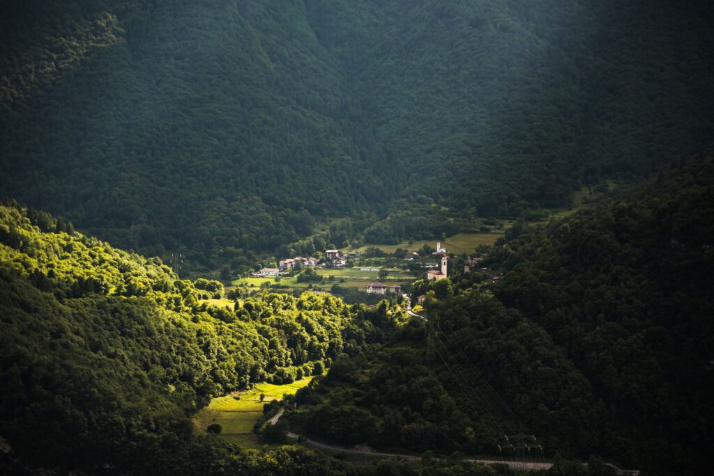 El Ferrocarril del Monte Lushan: Ingeniería de nieblas, logística alpina y la conectividad vertical en el corazón de China