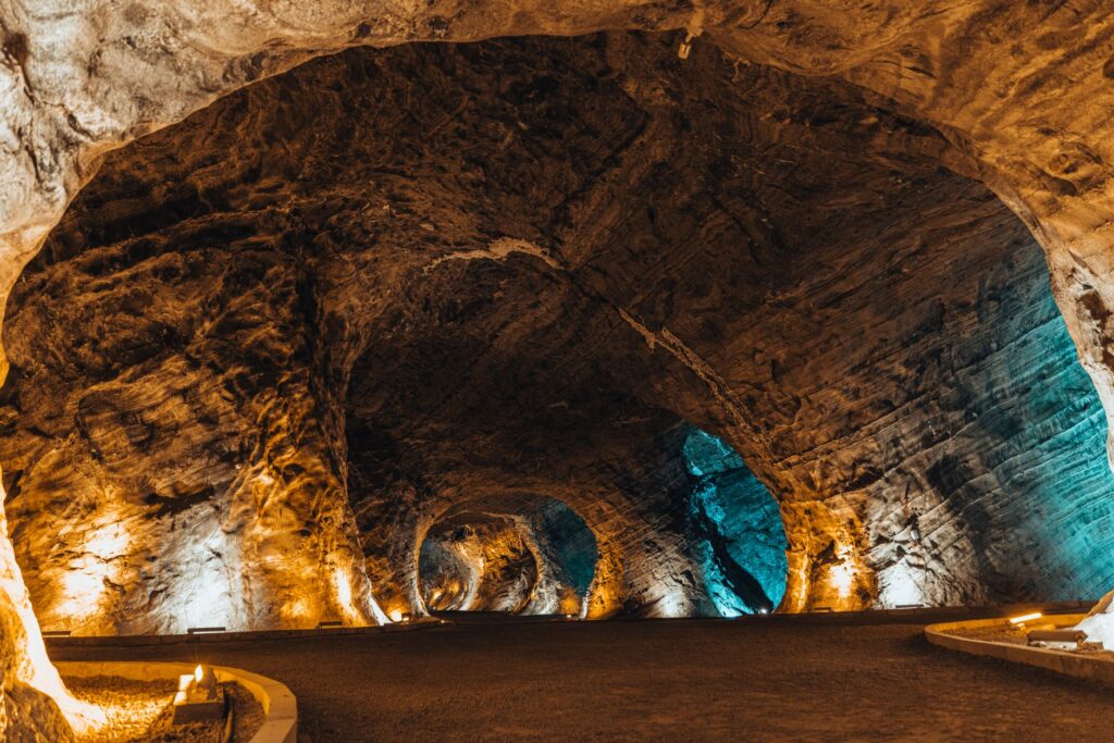 El silencio milenario de los fiordos de fiordo de Geiranger: ingeniería de navegación y arquitectura de roca viva en los abismos de Noruega