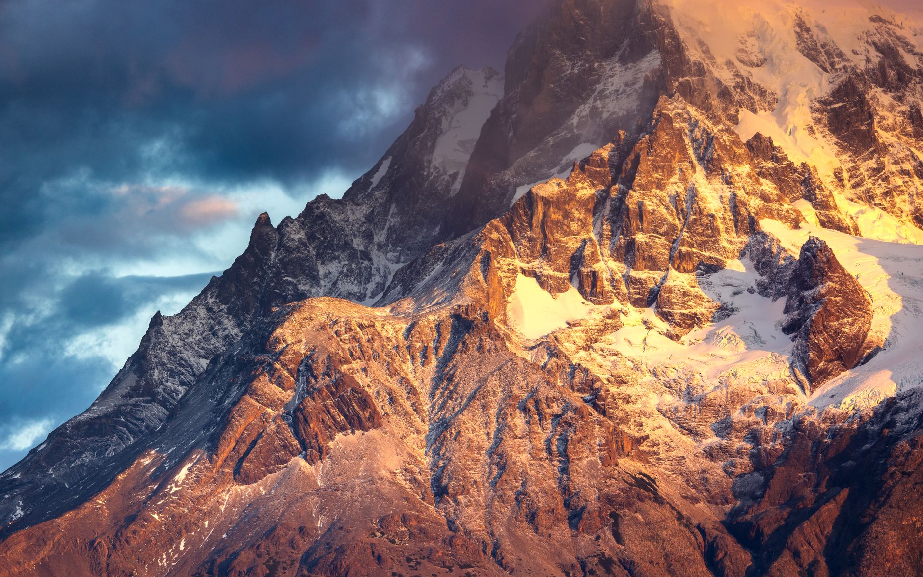 La Travesía del Circuito W en Torres del Paine: Guía de Expedición y Senderismo por la Patagonia Profunda