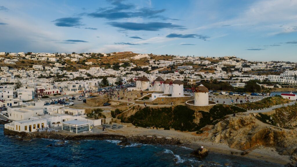 El laberinto intermodal del Egeo Central: la red de transbordadores rápidos y alta mar que vertebra las Cícladas Menores