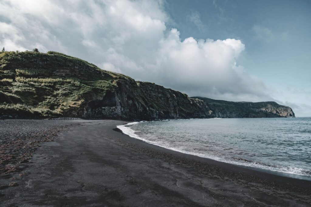 El laberinto intermodal del archipiélago de las Azores: rutas atlánticas, barcos de carga y la frágil conectividad de nueve islas volcánicas