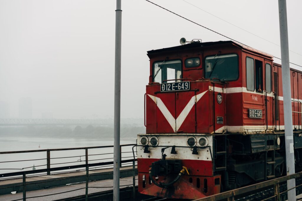 El Hanoi-Saigón por el Reunification Express: Ingeniería, vías centenarias y el latido ferroviario de Vietnam