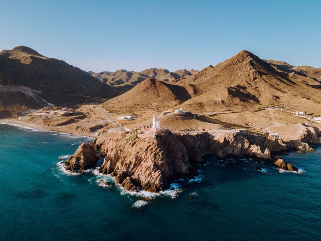 El secreto de la roca y el anís: la liturgia del Mercado Central de Almería y los tesoros del Cabo de Gata