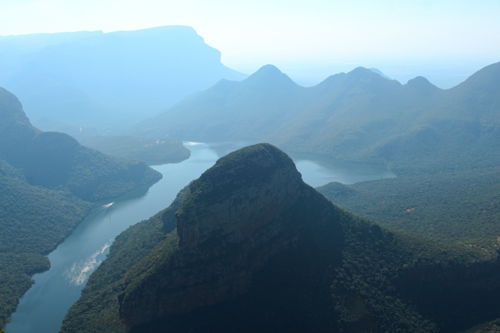 El latido intermodal de la Fosa de los elefantes: Trenes de carga pesada, camiones de alta montaña y la frágil conectividad de los altiplanos de Mpumalanga