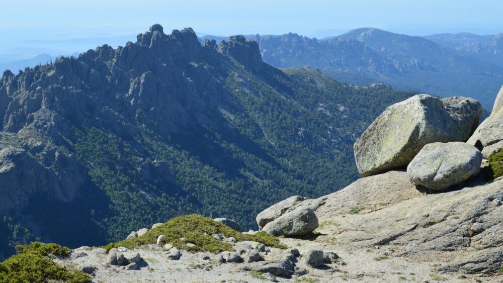 La Travesía del Sentero de GR 20 en Córcega: Guía de Expedición y Senderismo por la Cresta Granítica del Mediterráneo