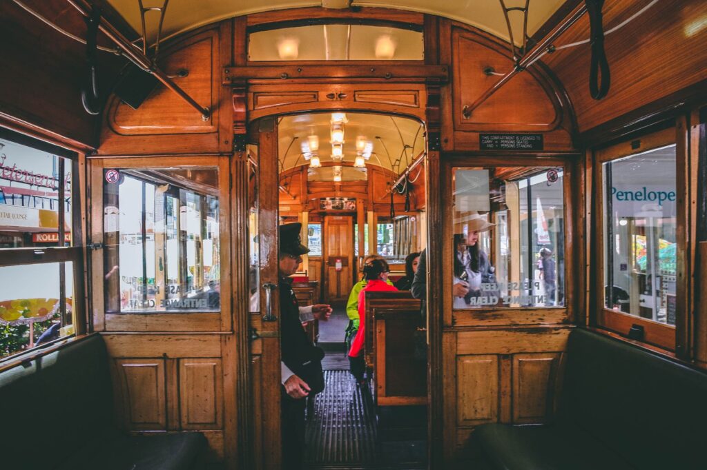 El latido meridional de la región de Valparaíso: Ascensores históricos, trolebuses centenarios y la conectividad anfibia del litoral chileno