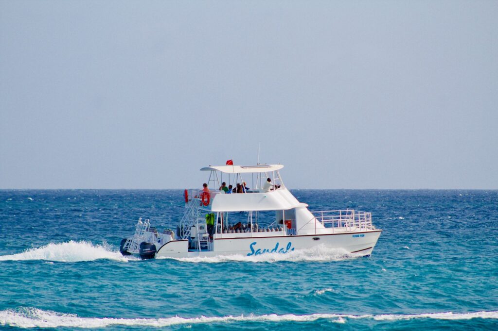 El laberinto intermodal del archipiélago de las islas de San Andrés: catamaranes de alta velocidad, pistas de arrecife y la frágil conectividad de un confín caribeño
