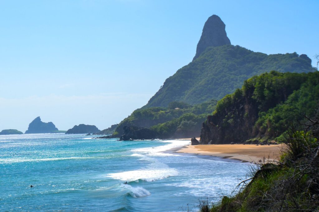 El laberinto intermodal del archipiélago de Fernando de Noronha: catamaranes de alta velocidad, vuelos de aproximación y la frágil conectividad de un santuario atlántico
