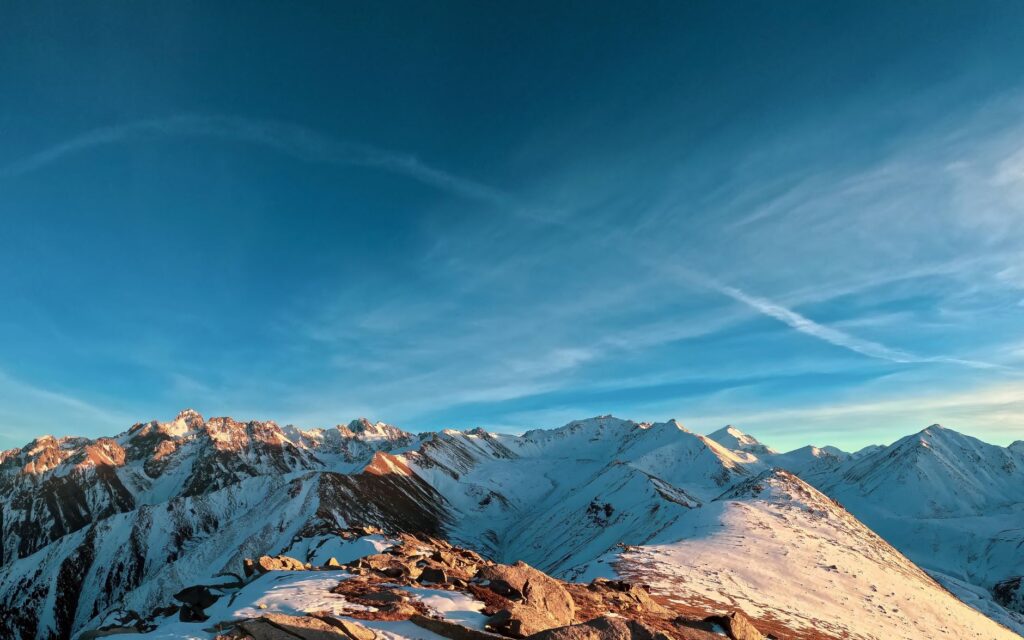 El Ferrocarril del Pamir: Ingeniería de alta montaña, logística soviética y conectividad ferroviaria en el techo de Asia