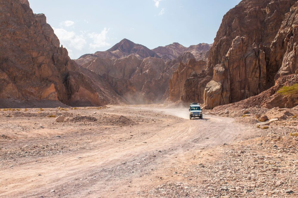 La Travesía del Desierto de Danakil en Caravana: Guía de Expedición y Logística Extrema por las Tierras Más Bajas y Cálidas del Planeta