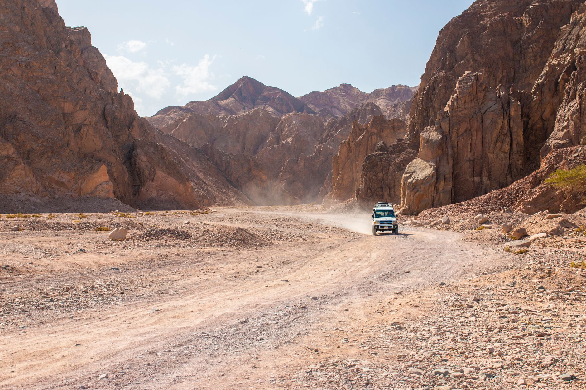 La Travesía del Desierto de Danakil en Caravana: Guía de Expedición y Logística Extrema por las Tierras Más Bajas y Cálidas del Planeta