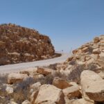 El latido intermodal de la ruta de los Castillos del Desierto: Cisternas, pistas de grava y la frágil conectividad de la estepa jordana