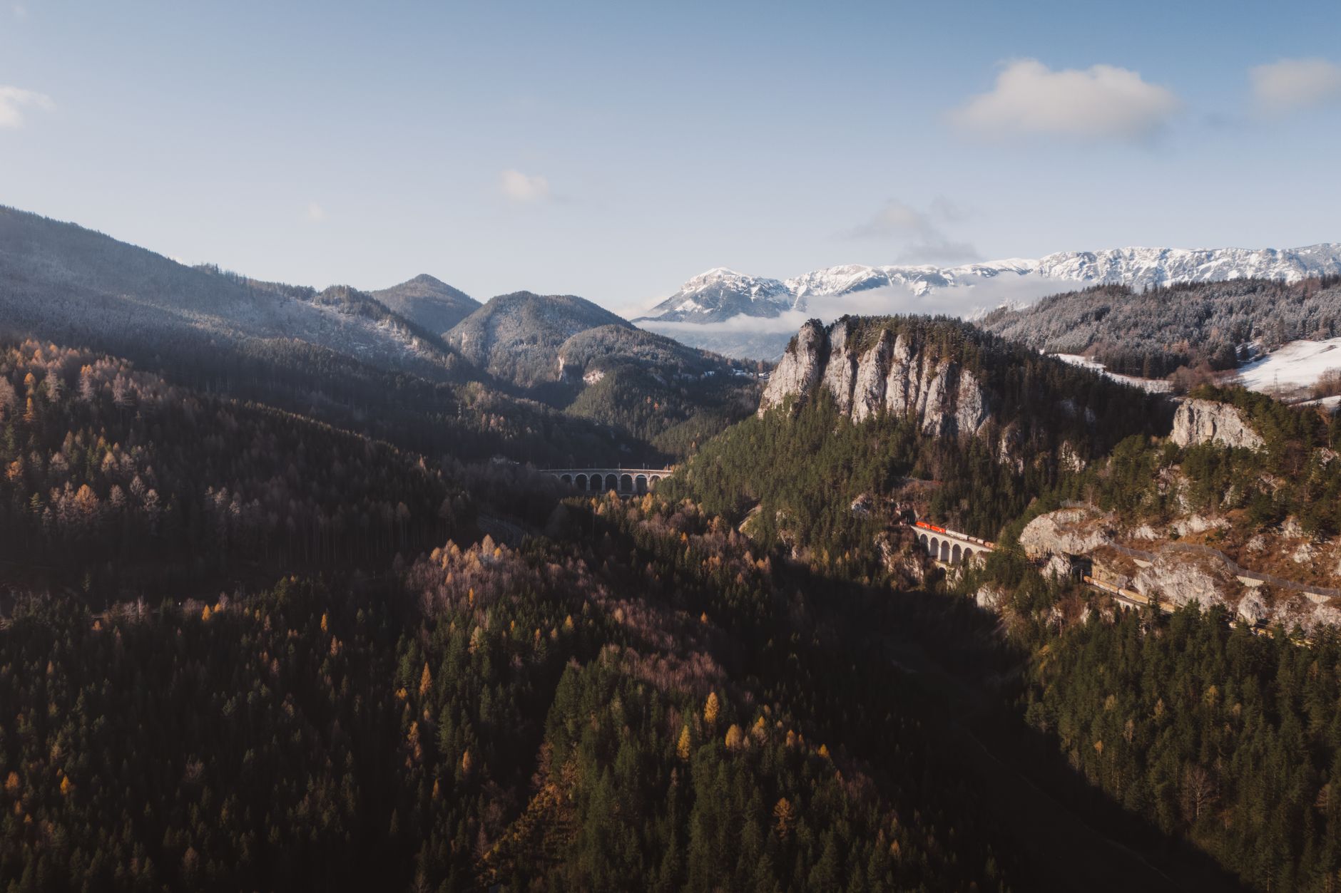 El Ferrocarril del Semmering: Ingeniería alpina, logística de cumbres y la conectividad ferroviaria histórica entre Viena y el Adriático
