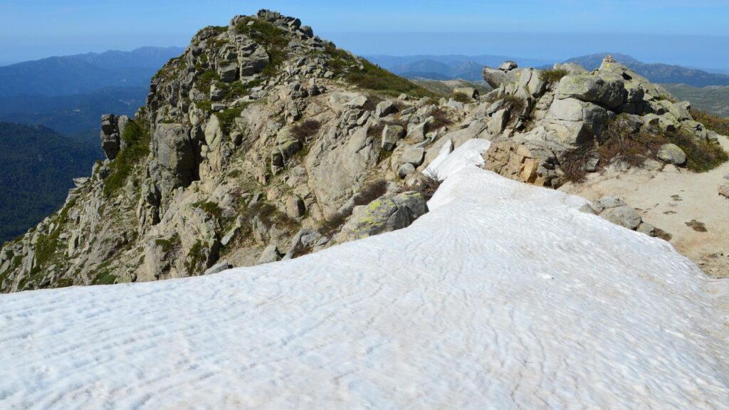 La Travesía de las Altas Cumbres de Córcega: Guía de Expedición y Senderismo Extremo por el GR 20
