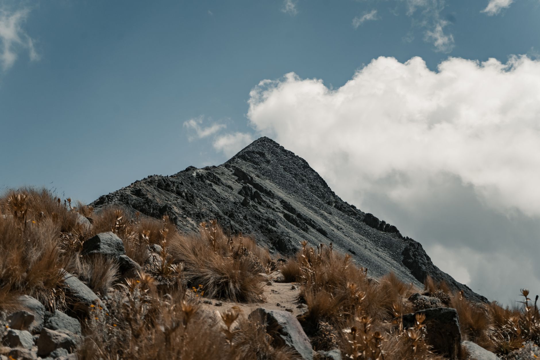 El rugido de la ceniza: Descenso extremo por las faldas del Cerro Negro