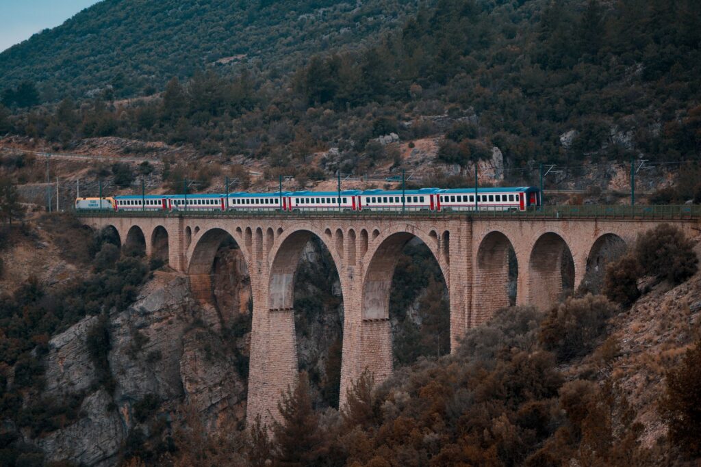 El silencio milenario del tren Transcantábrico: ingeniería de vía métrica y la cornisa cantábrica entre acantilados y brañas