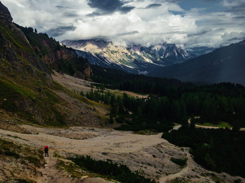 El Dominio de los Arrecifes Petrificados: Geología, Alta Ruta y Legado Cultural en los Dolomitas