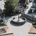 El silencio esculpido en granito: La arquitectura monástica y el arte de los canteros en las canteras de la Bretaña interior