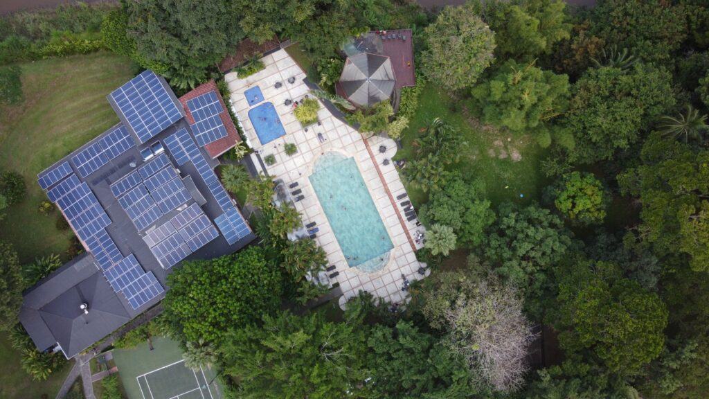 Hospitalidad verde en Costa Rica: Arquitectura y refugios silvestres entre cumbres y selvas
