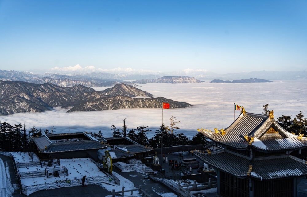 El Ferrocarril del Monte Emei: Ingeniería de nieblas, logística vertical y la conectividad sagrada en el suroeste de China