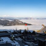 El Ferrocarril del Monte Emei: Ingeniería de nieblas, logística vertical y la conectividad sagrada en el suroeste de China