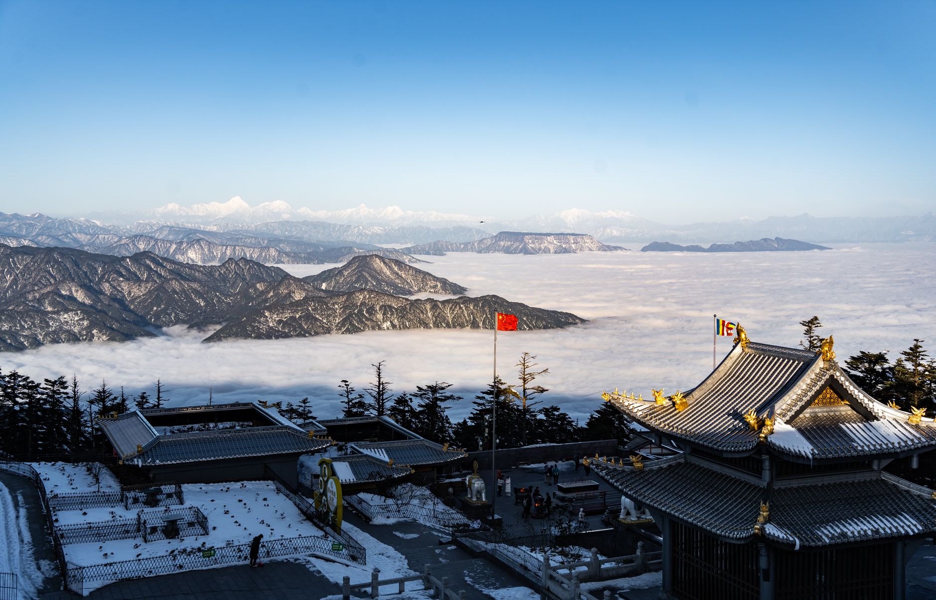 El Ferrocarril del Monte Emei: Ingeniería de nieblas, logística vertical y la conectividad sagrada en el suroeste de China
