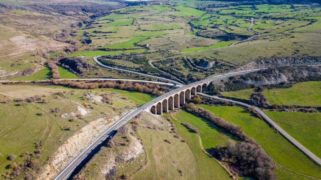 La Ruta del Transcantábrico: Vías de Ancho Métrico y Conectividad Costera en el Norte de España
