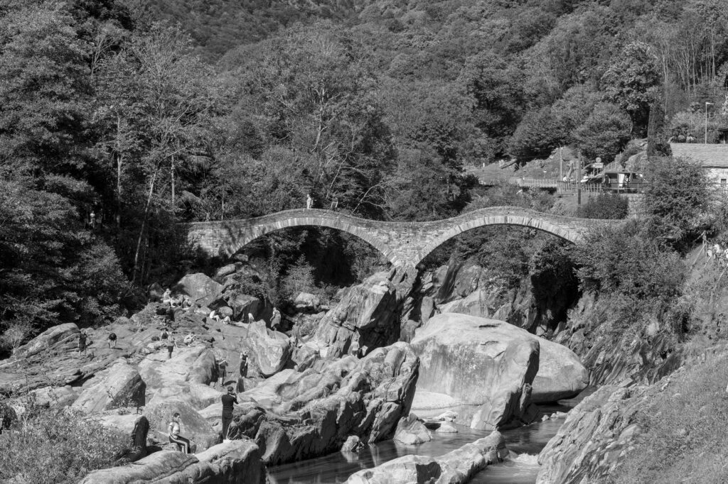 El Ferrocarril del Centovalli: Ingeniería de desfiladeros, logística alpina y la conectividad ferroviaria histórica entre Locarno y Domodossola