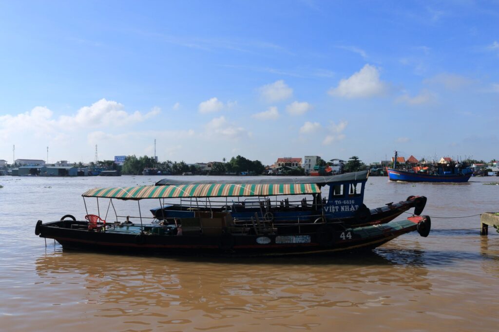 El laberinto suspendido de las barcazas del delta del Mekong: Ingeniería fluvial, mercados flotantes y la conectividad anfibia del sur de Vietnam