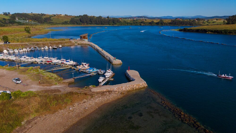El laberinto intermodal del golfo de Hauraki: transbordadores insulares, muelles de marea y la frágil conectividad de Waiheke y Great Barrier