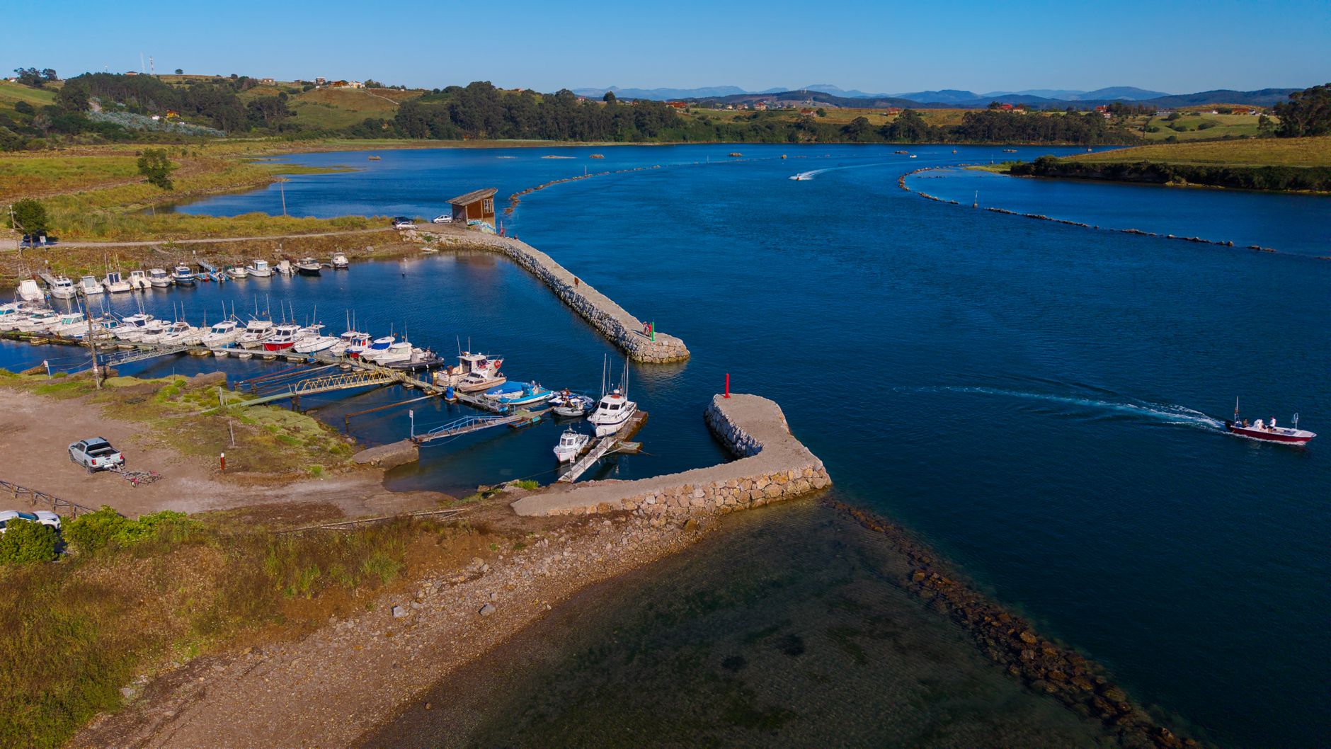 El laberinto intermodal del golfo de Hauraki: transbordadores insulares, muelles de marea y la frágil conectividad de Waiheke y Great Barrier