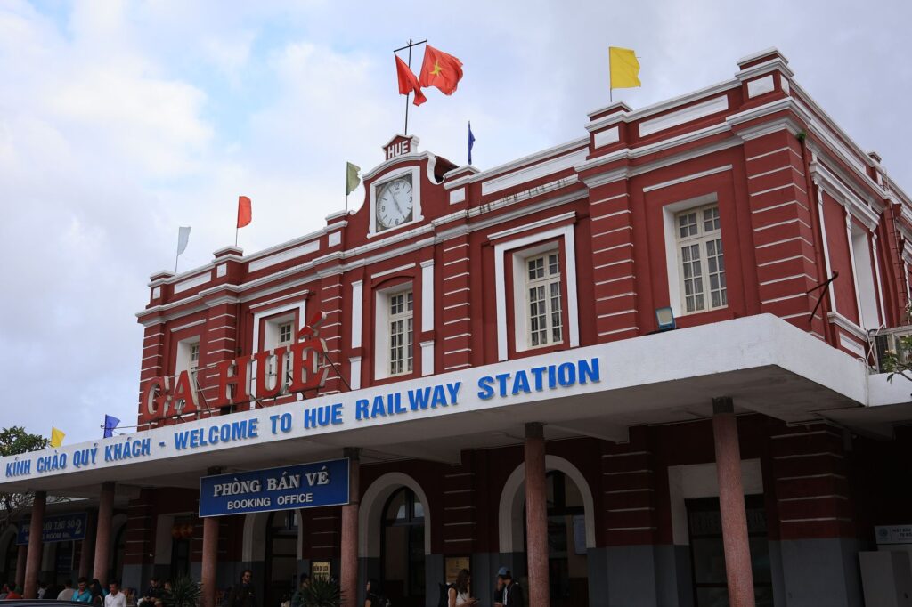 El Ferrocarril Transindochino: Ingeniería de selva, logística monzónica y la conectividad ferroviaria histórica entre Hanói y Ciudad Ho Chi Minh