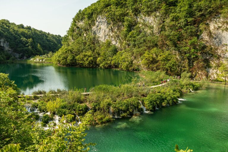 El silencio milenario de los lagos de Plitvice: ingeniería de pasarelas y el ritmo secreto del agua en Croacia