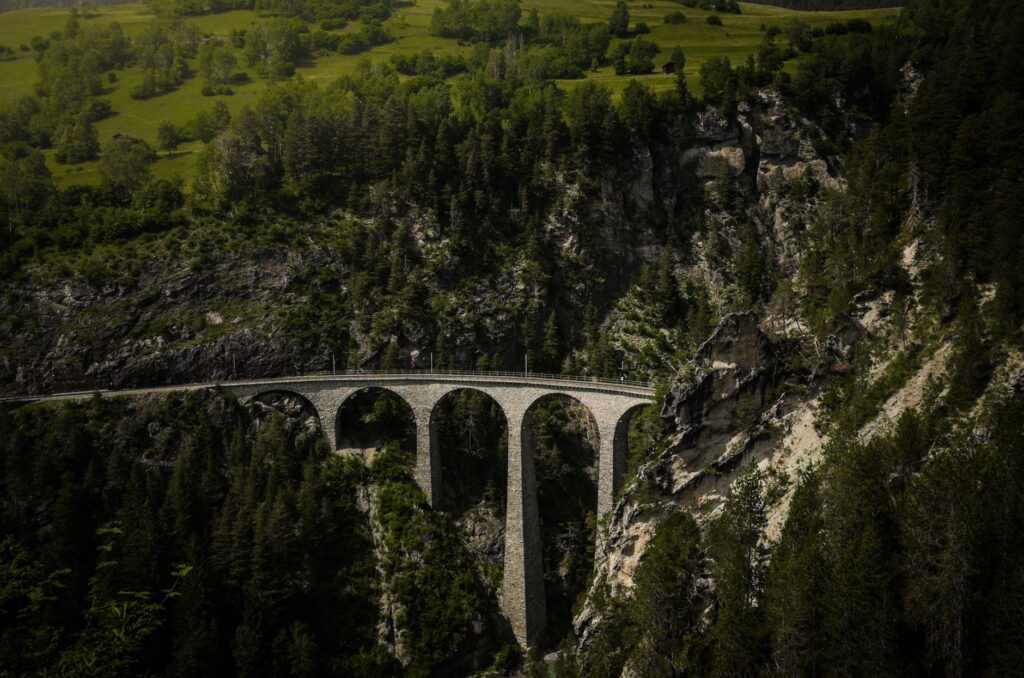 El latido secreto del ferrocarril de Bergen: ingeniería ferroviaria y el pulso vertical de los fiordos noruegos