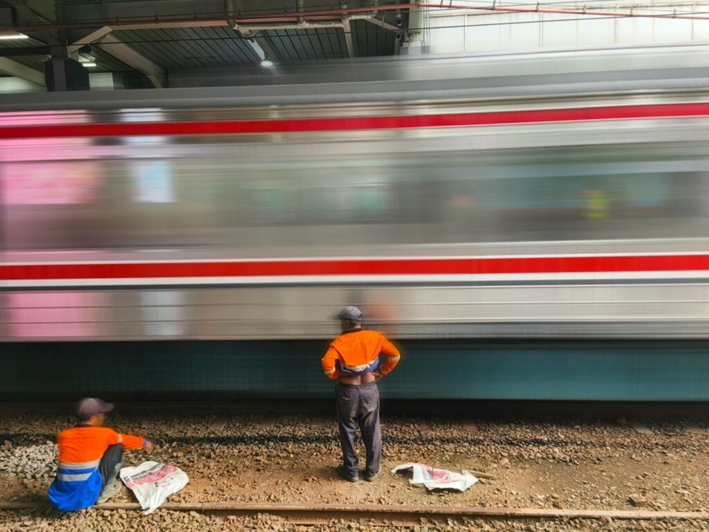 El laberinto de piedra y vapor: Ingeniería, geología y la conectividad invisible del Ferrocarril Trans-Andino central de Perú