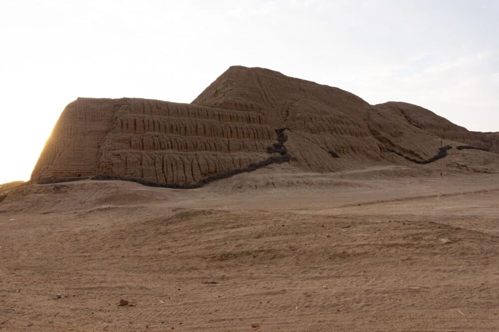 El silencio milenario de los caminos de la seda de Khotan: ingeniería de oasis y arquitectura de barro en el desierto de Taklamakán