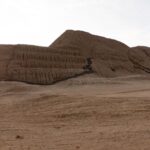 El silencio milenario de los caminos de la seda de Khotan: ingeniería de oasis y arquitectura de barro en el desierto de Taklamakán