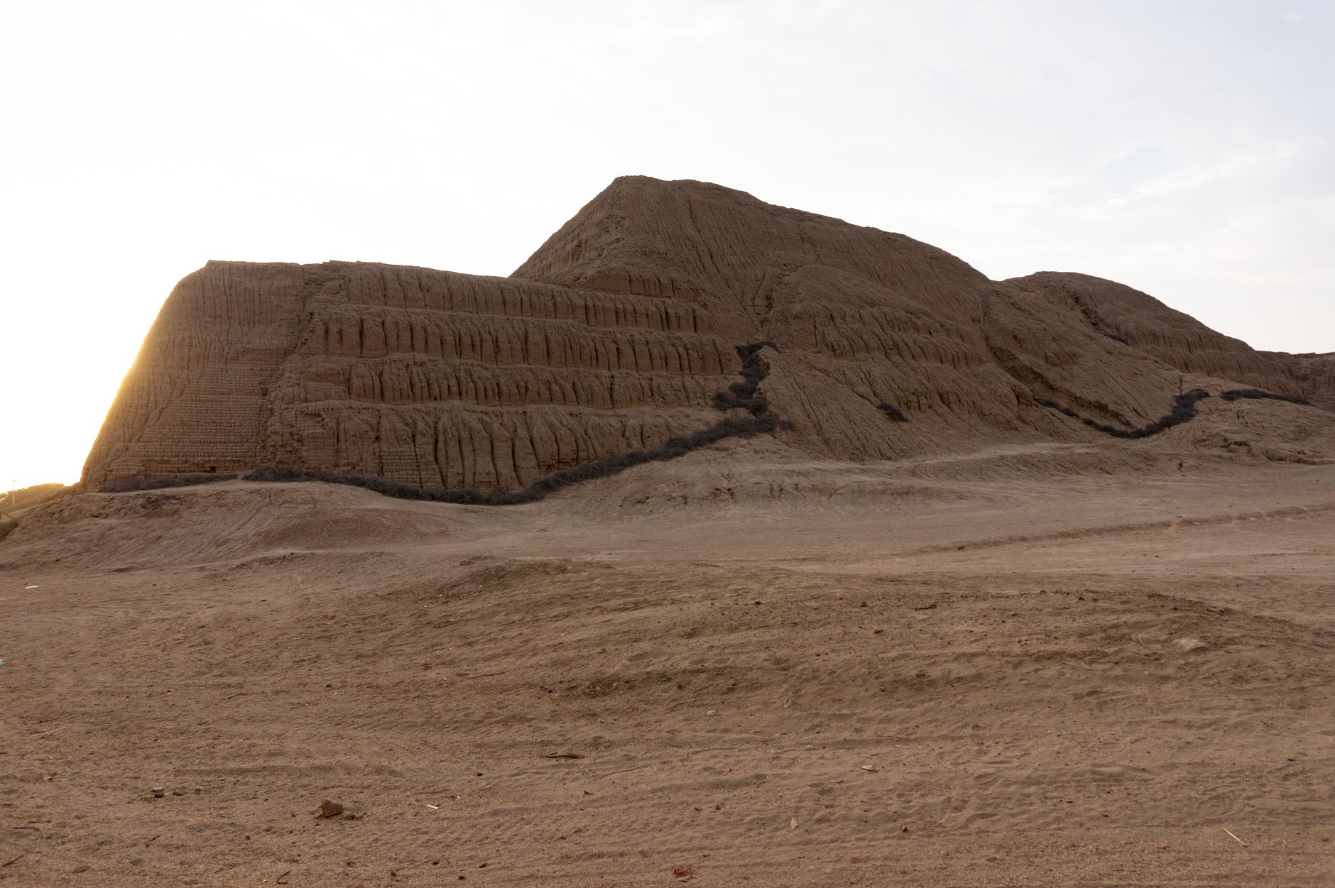 El silencio milenario de los caminos de la seda de Khotan: ingeniería de oasis y arquitectura de barro en el desierto de Taklamakán