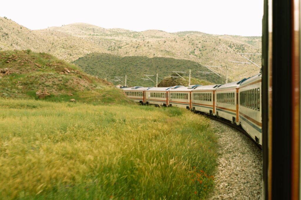 El arco de acero sobre el Bósforo: radiografía de la conectividad ferroviaria y los nuevos enlaces transcontinentales de Estambul