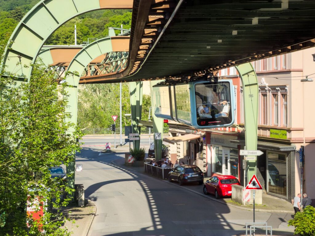 Wuppertal y el arte de la movilidad suspendida: el viaje definitivo al corazón del transporte urbano sostenible