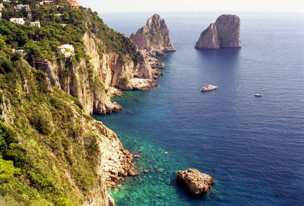 El latido meridional del archipiélago toscano: Vapores de cabotaje, faros de acantilado y la conectividad insular de la isla de Giglio