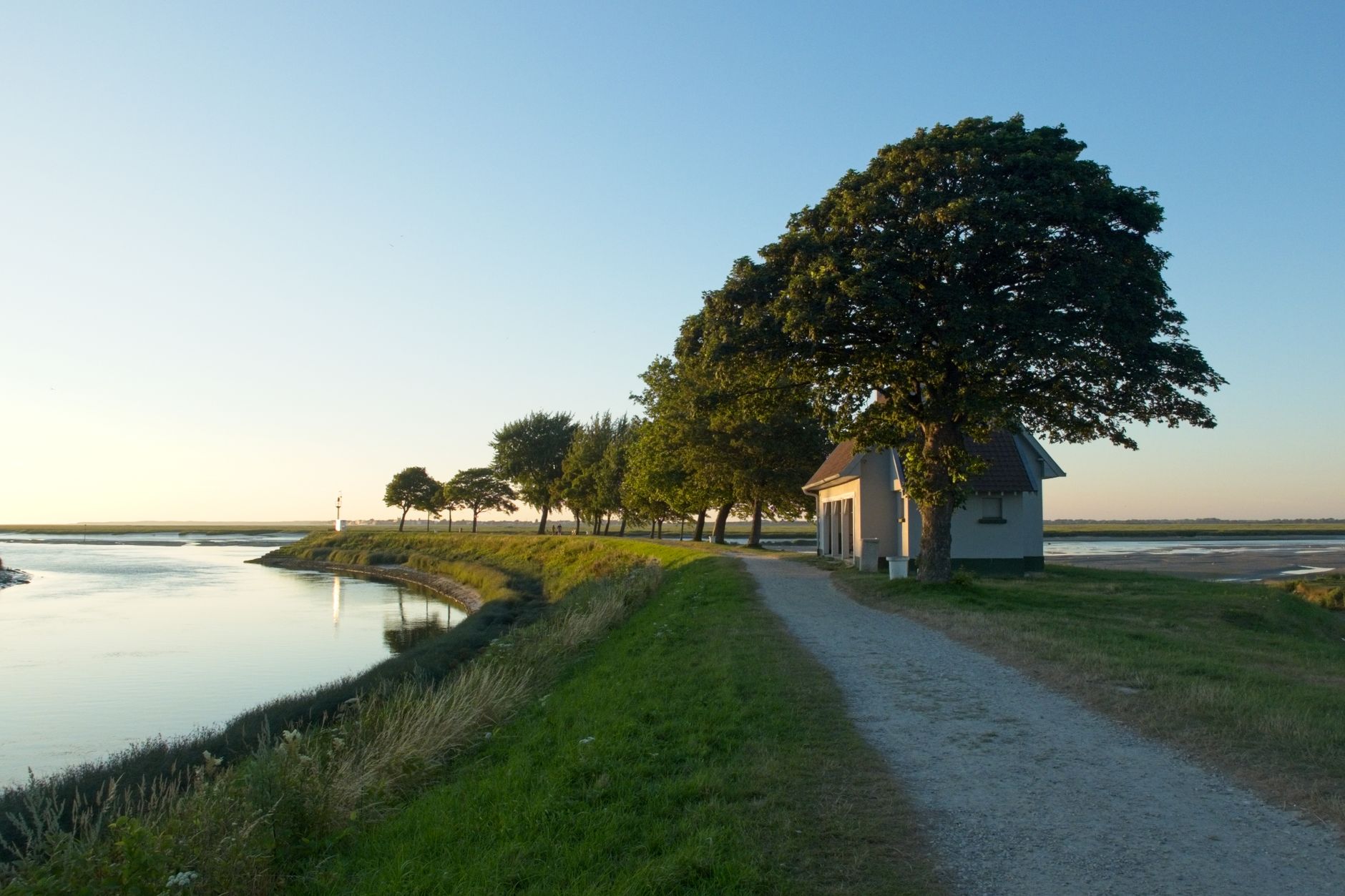 El laberinto de hierro y mareas: La odisea logística del tren de las marismas en el estuario del Somme