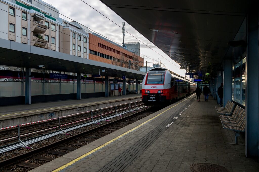 El laberinto intermodal del fiordo de Oslo: transbordadores insulares, túneles submarinos y la delicada movilidad de una capital verde