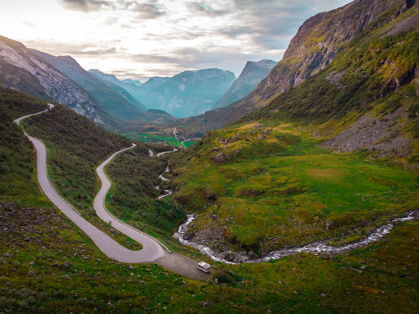 La Travesía del Camino de los Trolls en Noruega: Guía de Expedición y Conducción por los Fiordos Occidentales